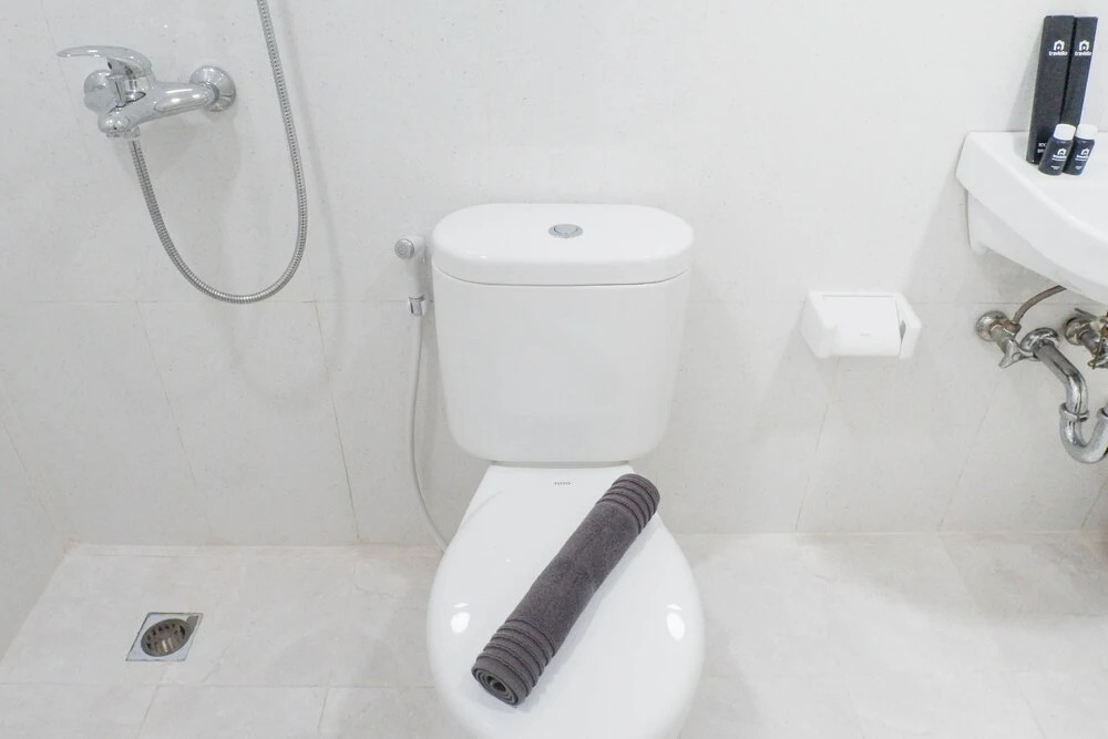 Comfortable And Serene 2Br Apartment With Maid Room At Taman Beverly