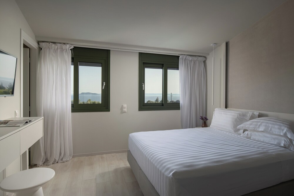 Olive Grove Suites - Villas with private pool and garden