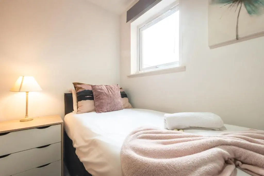 BEST PRICE! LARGE SPACIOUS 2 BED APARTMENT - King Size or Single Beds, Sofabeds, Smart TVs, FREE PARKING