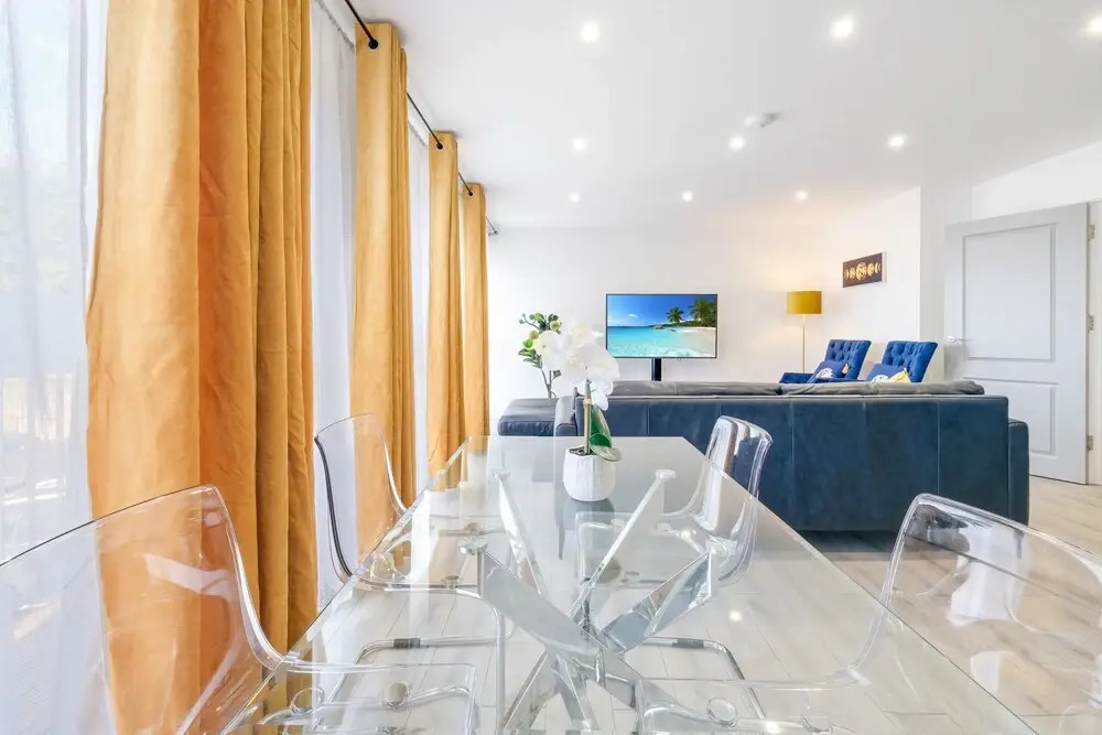 Luxury 1 & 2 bed Apartment free parking