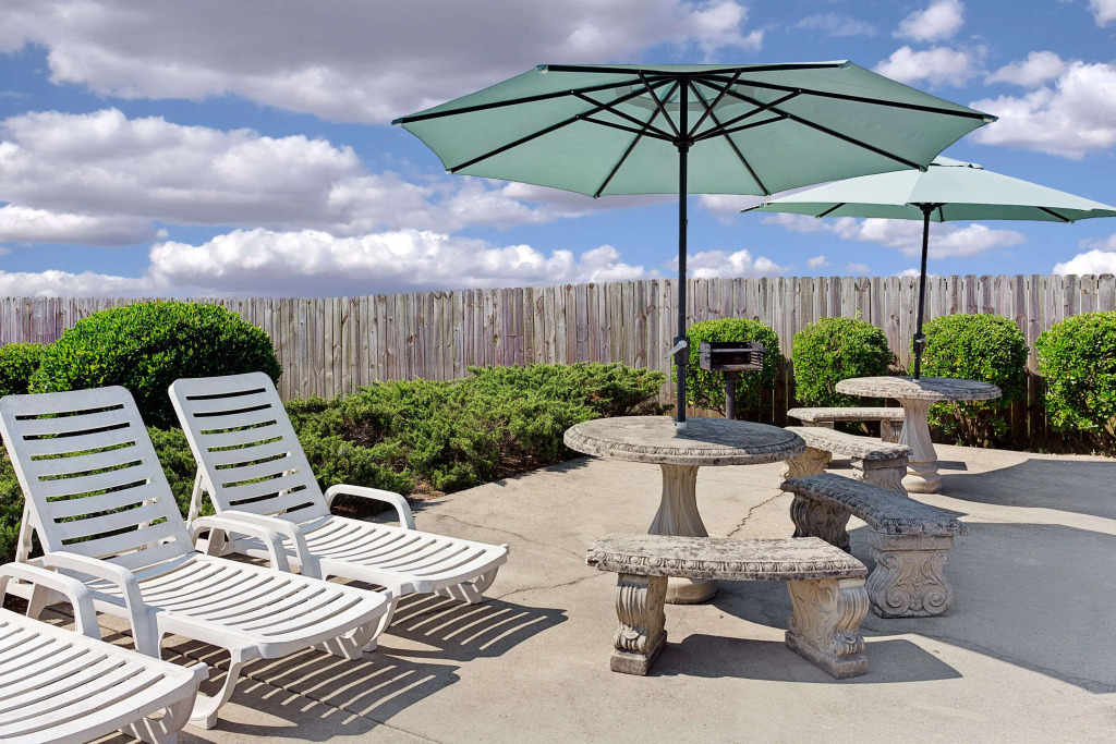 Brentwood Inn & Suites