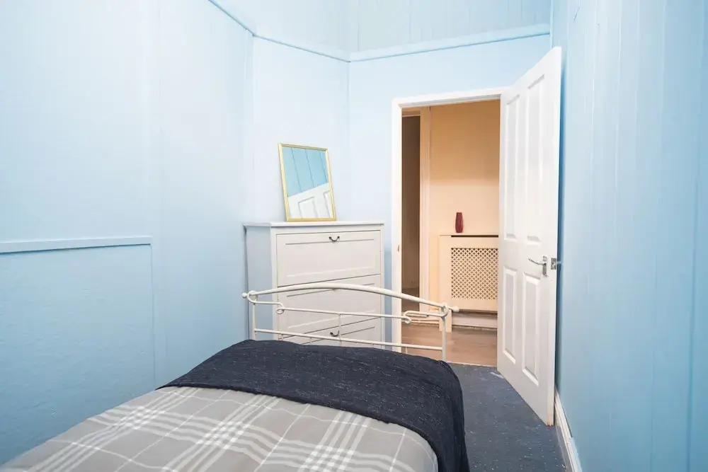 Three Bedroom Apartment Next To Pub