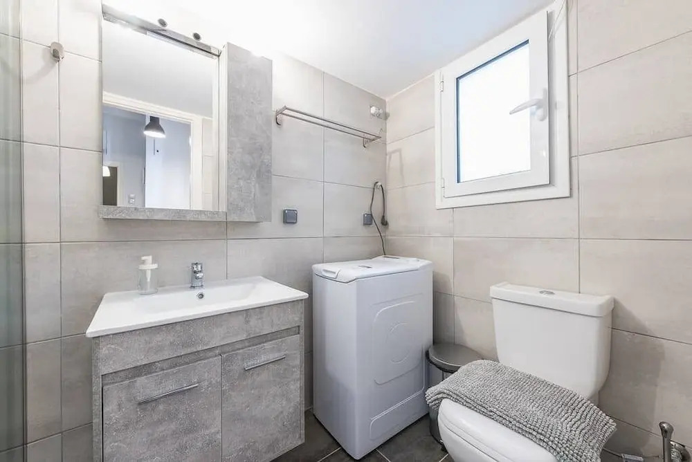 Vibrant Cozy Flat Near the Metro