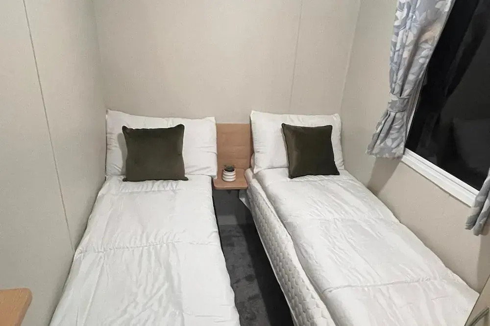 3 Bedroom Caravan - Sleeps 8 - Parking, Wifi, Pool