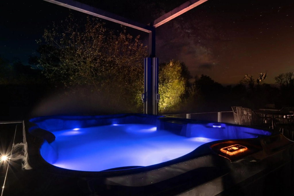 New Stunning Lake View Log Cabin With Hot Tub