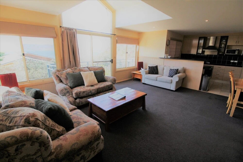 Torino 6 - Lake Jindabyne & Snowy Mountain Views