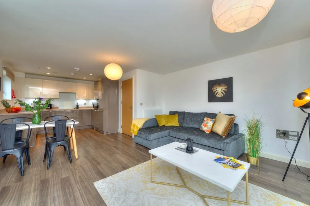 Executive Oakgrove Apartment