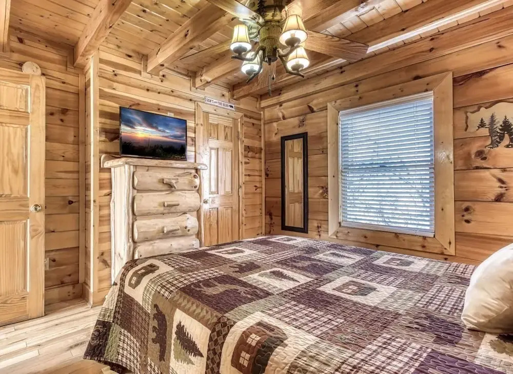The Wildlife Lodge - Great Location! Close To Tanger Outlets! 5 Bedroom Cabin by RedAwning