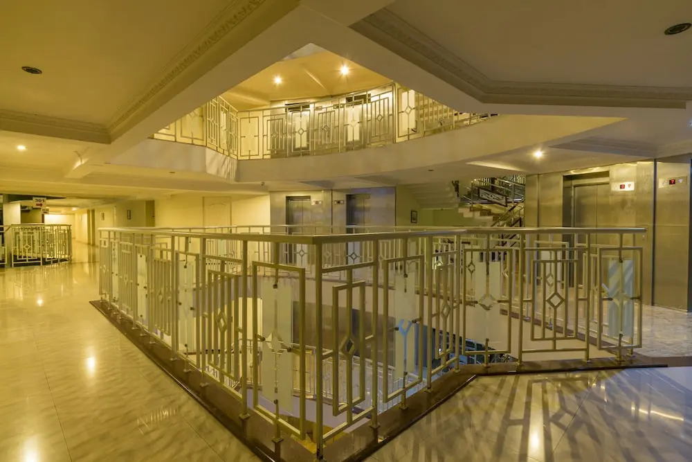 Airport Mansion