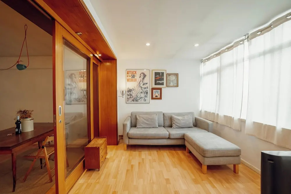 HostWise - Modern & Bright Studio