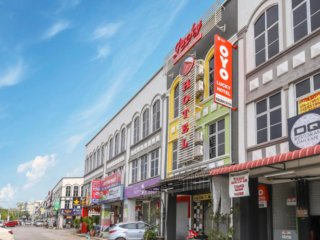 OYO 937 Lucky Hotel