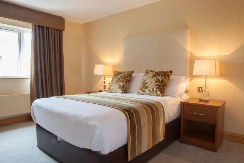 Four Seasons Hotel & Leisure Club