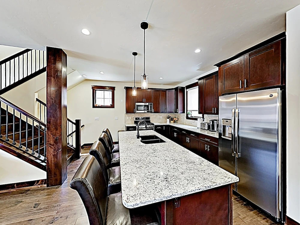 New W/pool & Private Hot Tub, Walk To Gondola 3 Bedroom Townhouse