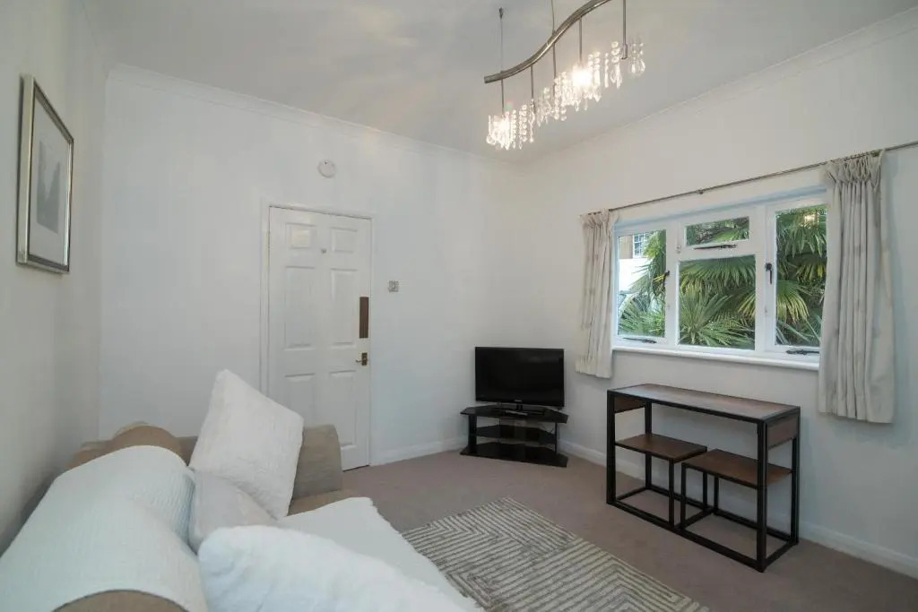 Aston Henry James Cookham Road Cosy flat close to town centre