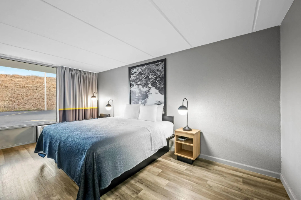 Super 8 by Wyndham Kingsport /I-81