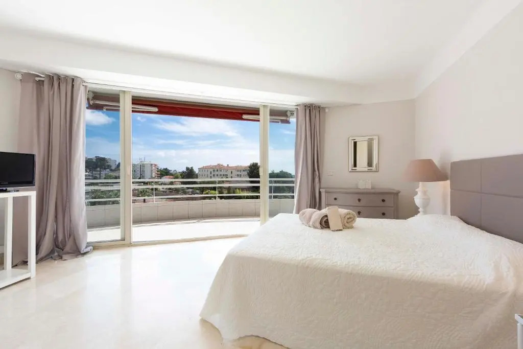 Appartement entièrement équipé de 105 m2 avec vue mer et collines