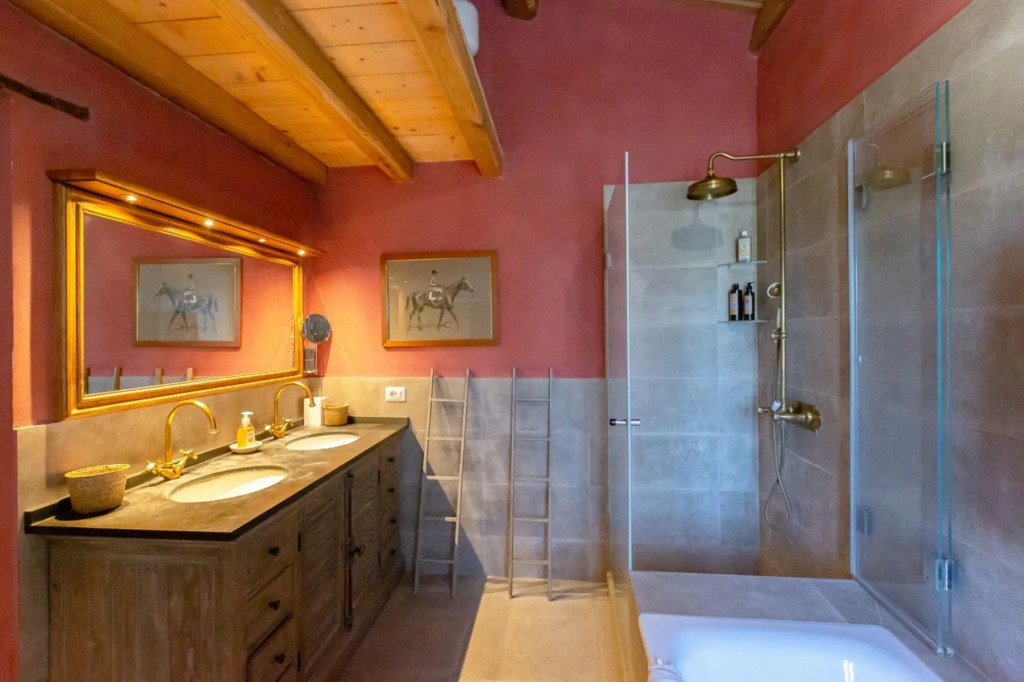 From the moment you enter the gates of the majestic driveway to the villa until you arrive at this b-La Colonica