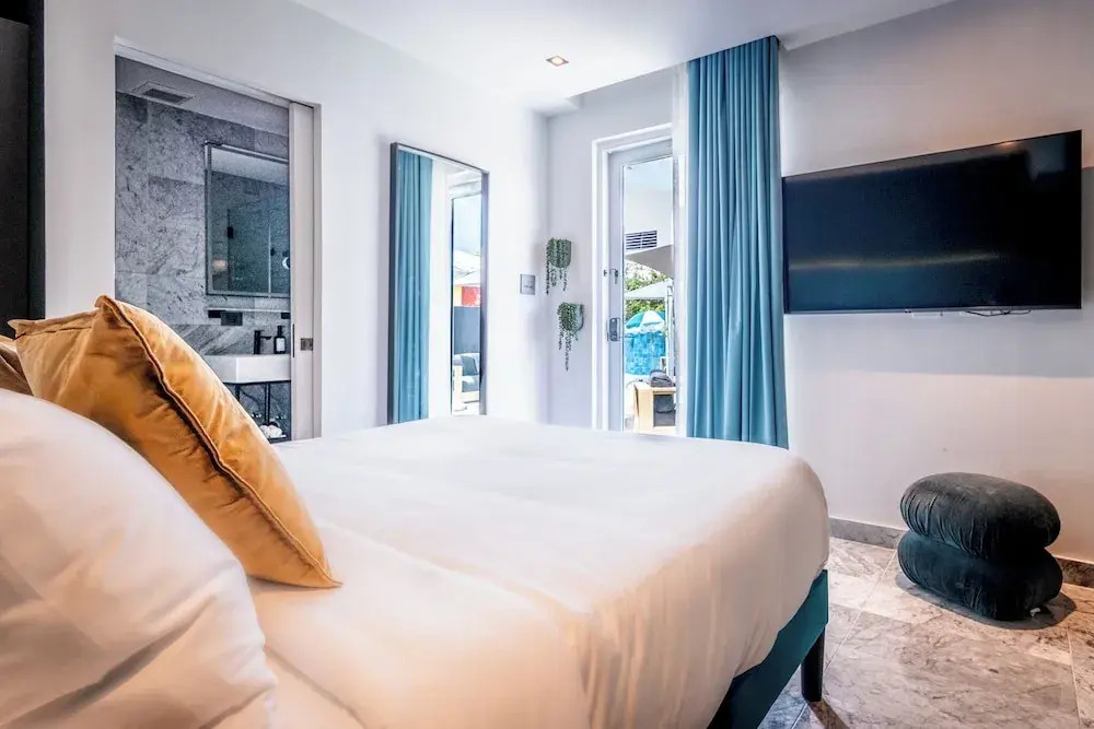El Savoy Queen-Pool ResortVibe NearBeach