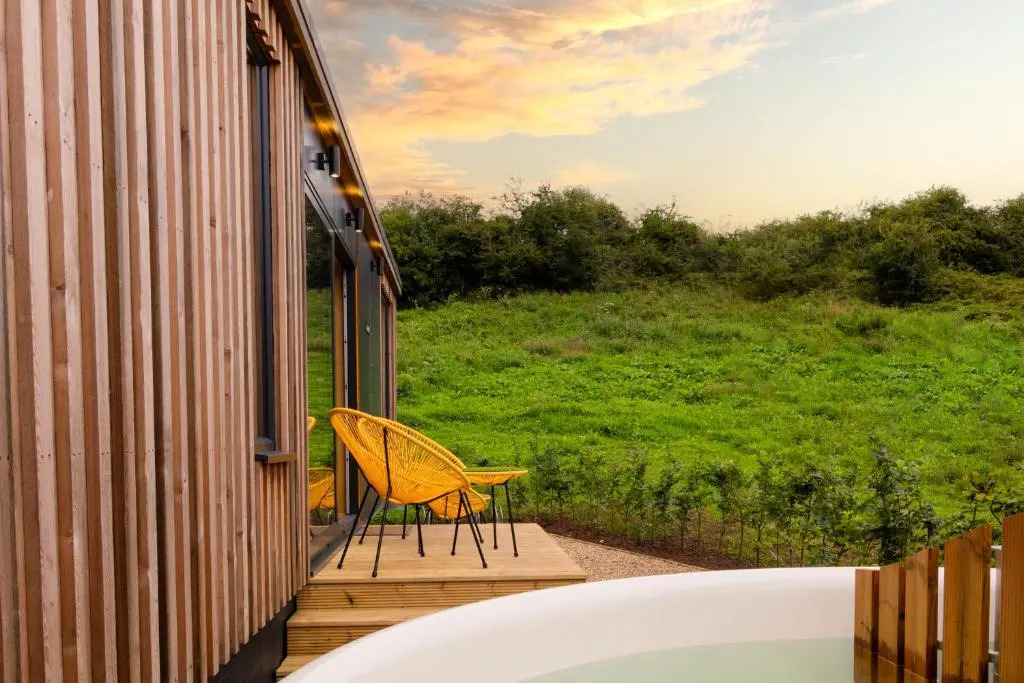 The Birdbox - Unique Hot Tub Cabin in Millport