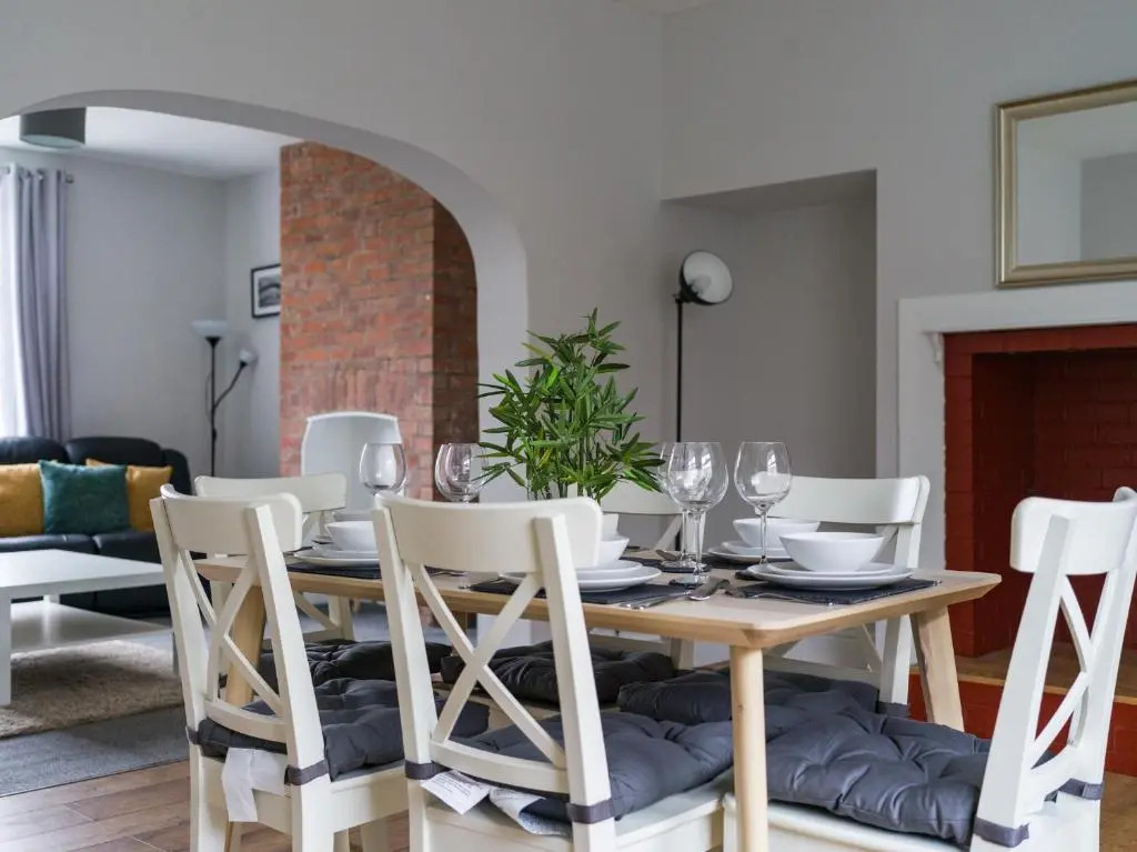 East House-Sleeps 5-Pet friendly-Garden-Parking