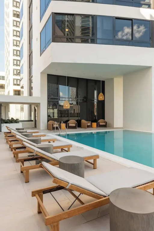 District 225 • 2 BD/2BTH • 20th Fl • Free Spa