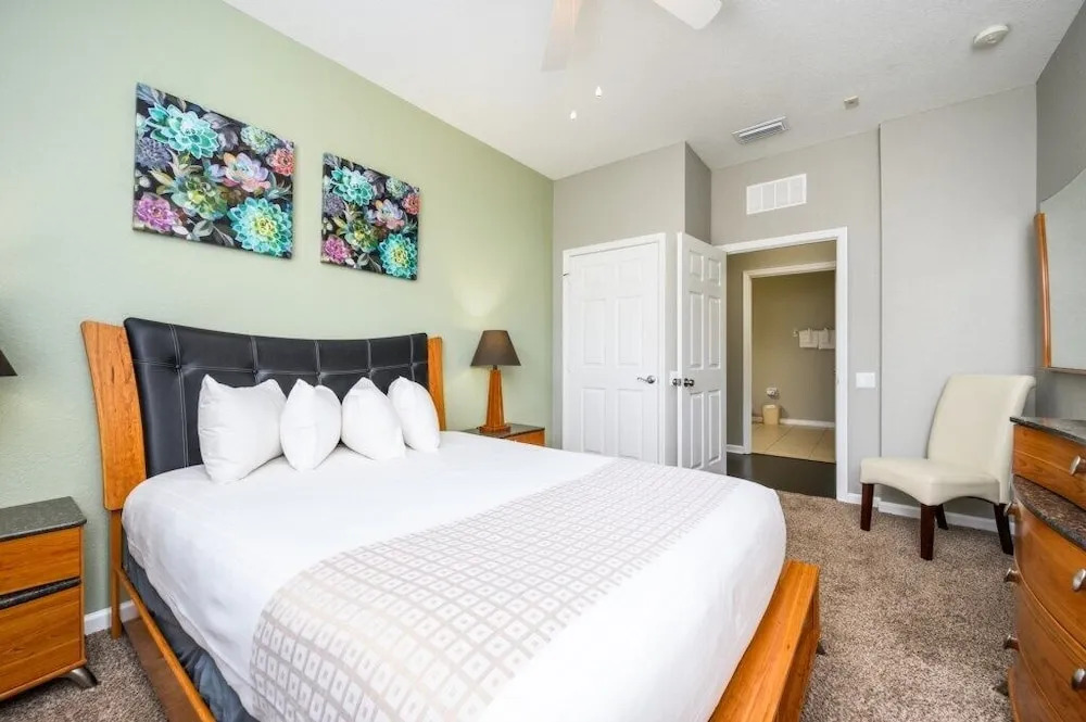 Beautiful Deluxe Condo, Vista Cay - 3024