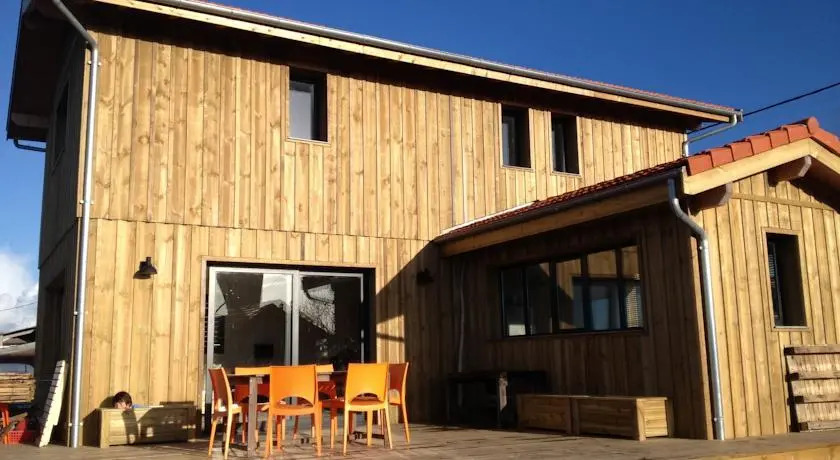 Maison au bord de leau au port de Larros