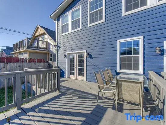 Spacious Renovated Home Near Attractions