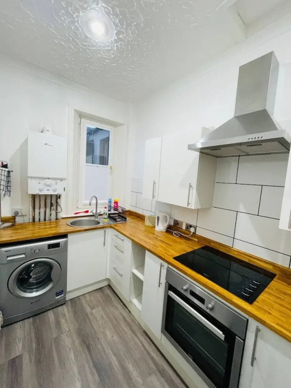 1 Bedroom Pet Friendly Apt Wd Free Wifi, Parking, Netflix & Pool Table. Sleeps 3