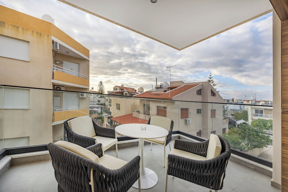 103 Piliou - City View Balcony & Shared Rooftop Pool