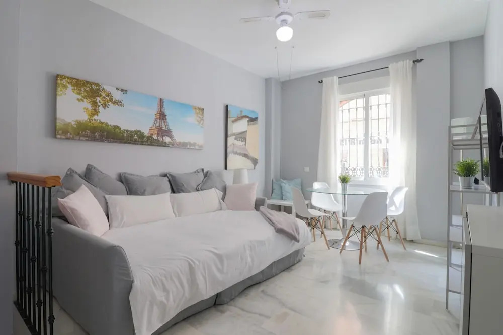 Bright And Quiet Apartment By Town