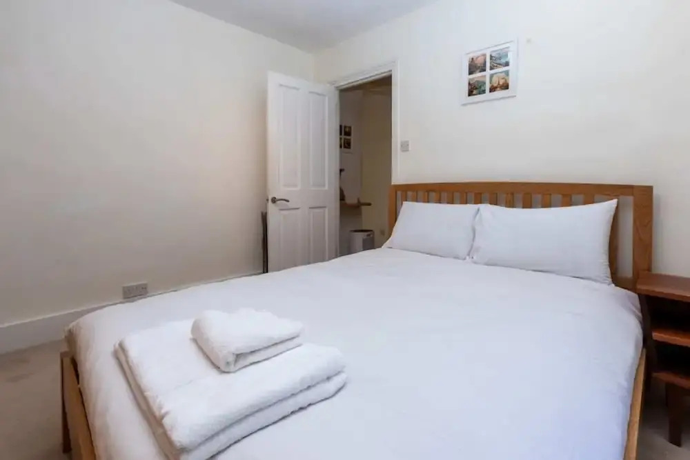 Spacious 1BD Flat w/ Garden - Hammersmith!