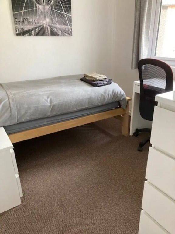 5-bed Town House in Newport