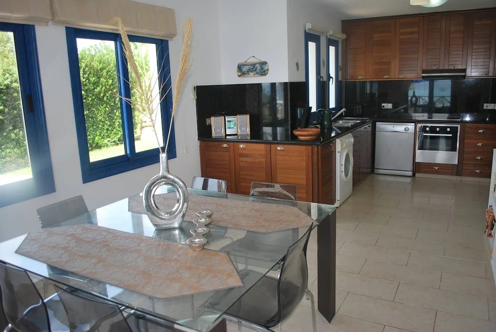 Sea Front Villa, HEATED Private Pool, Amazing location Paphos 323