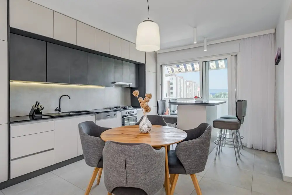Modern 90 m2 apt With Balcony w the sea View