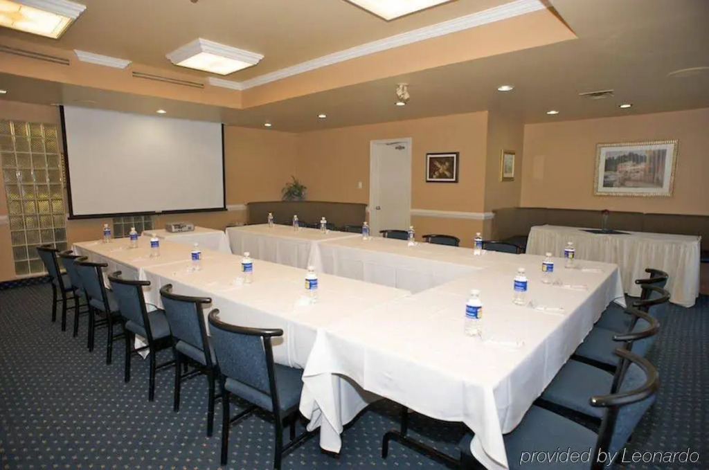 Monte Carlo Inn Oakville Suites