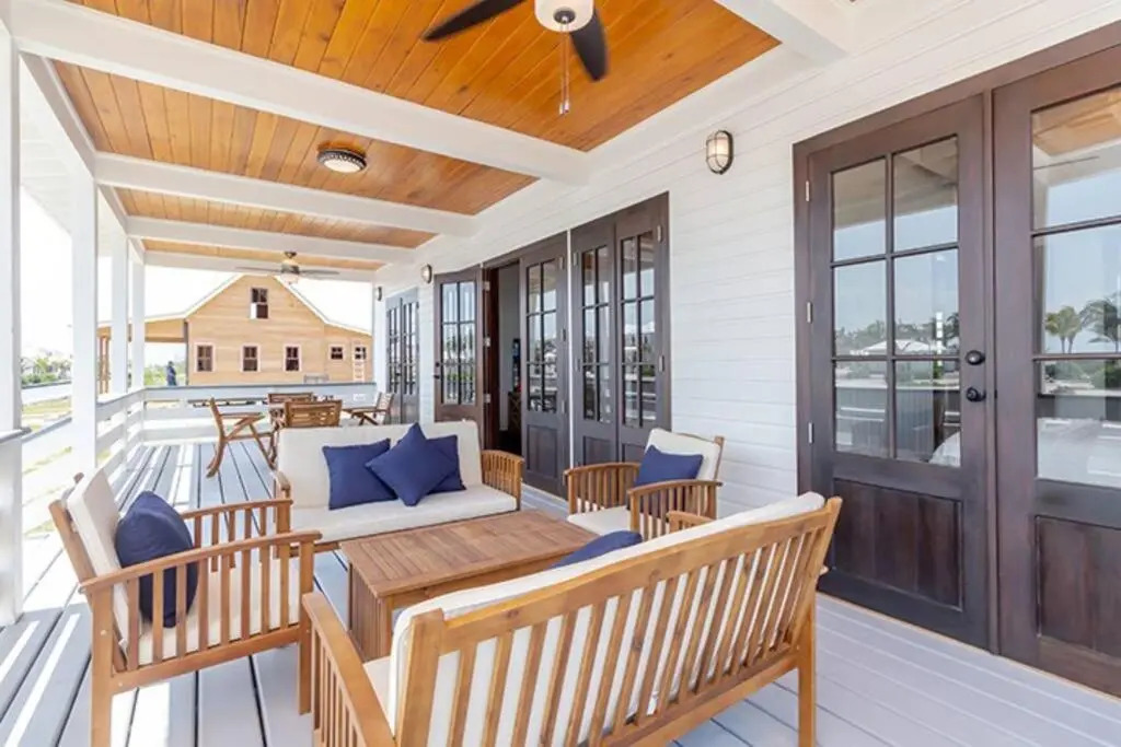 Athena's Mahogany House by the Bay 4 Bedroom/2 Bathroom