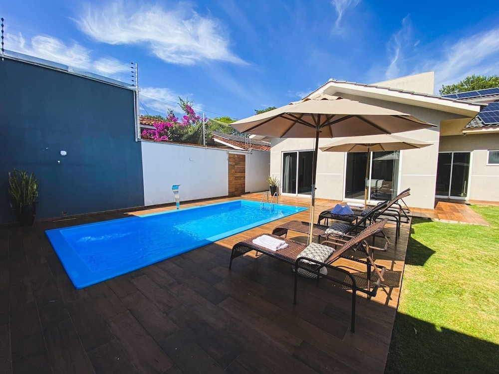 Casa com piscina 5 suites 1 quarto e AC