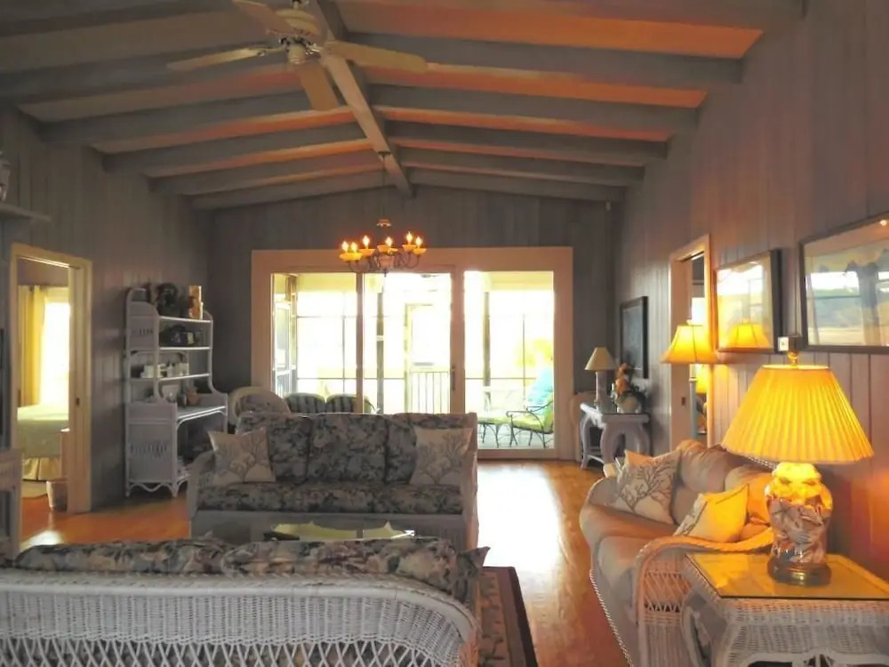 Johnsons Point of View - 4 Br Home