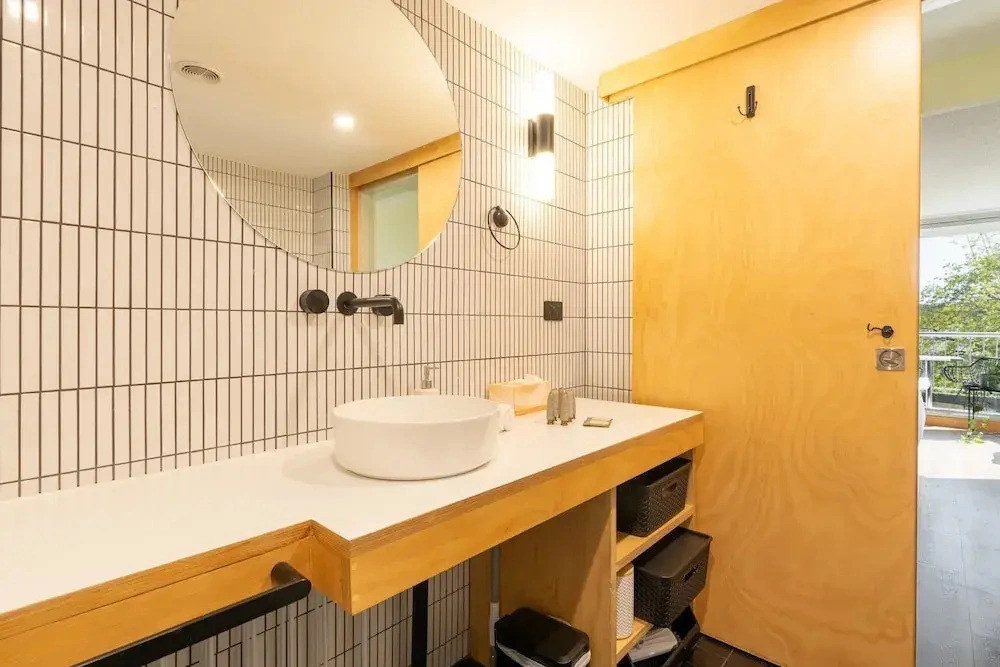 Quirky CBD 1-bed With Pool, Sauna and Balcony