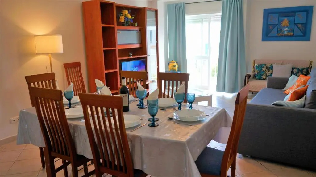 3 bedroom apartment in Oura Albufeira with amazing pool at walking distance to beach, strip and old town, WIFI and AC, private condo