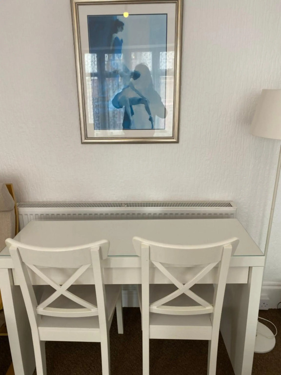 SINGER HOUSE , PAIGNTON BEACH SEAFRONT ,TORBAY , GUARANTEED FREE PARKING , WIFI ,We have various GROUND FLOOR Holiday Apartments with Private Gardens , Family rooms & Double rooms ,Opposite Paignton Pier