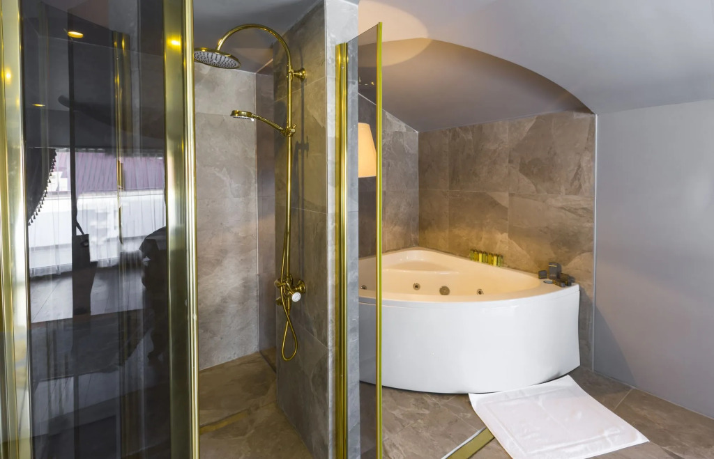 REAL KiNG SUiTE