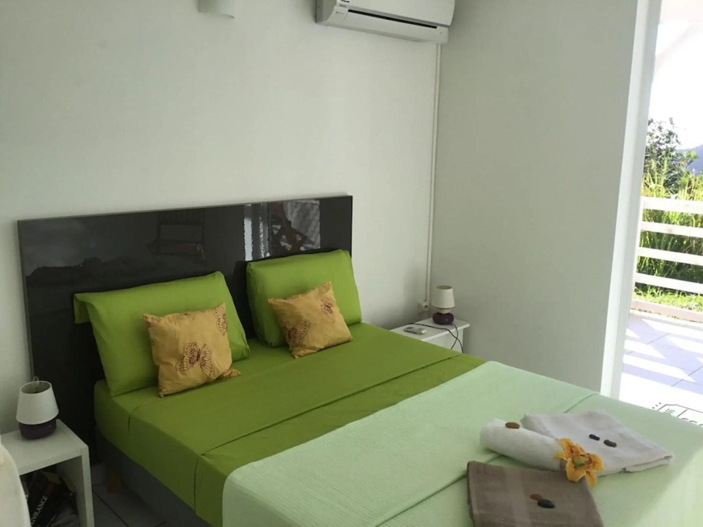 Appartement de 2 chambres avec vue sur la mer jardin clos et wifi a Deshaies a 1 km de la plage