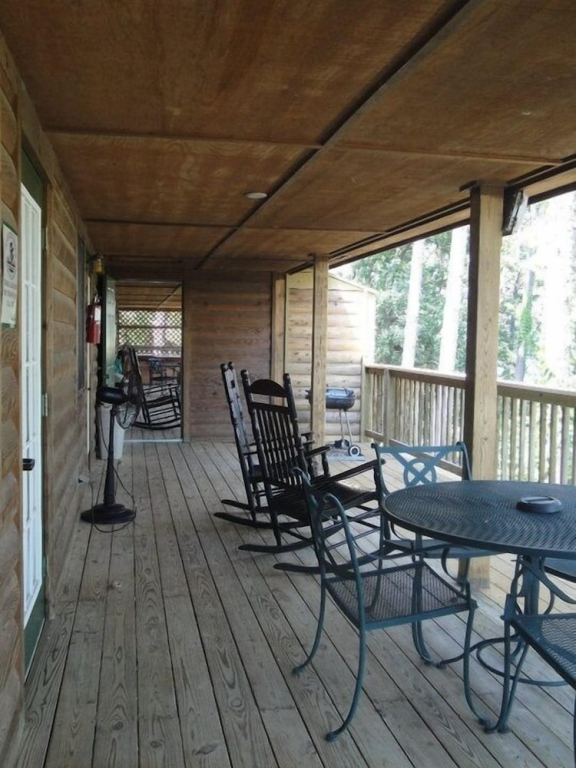 Mountain Harbor two bedroom cottage on the lake