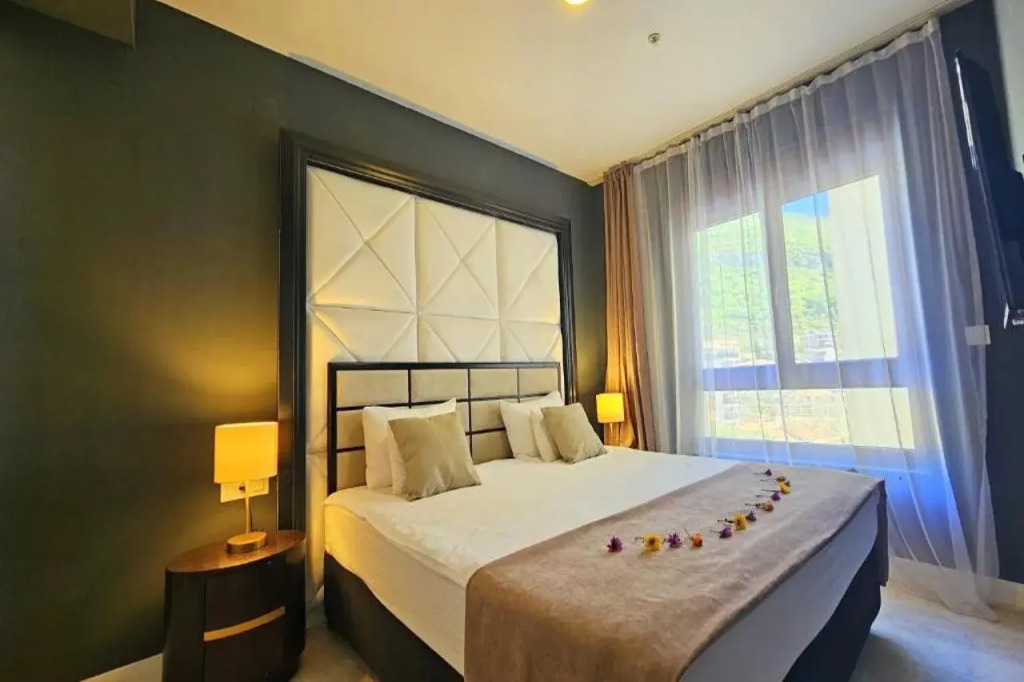 Royalis Suites Rafailovici - Beachfront Sea View Apartments