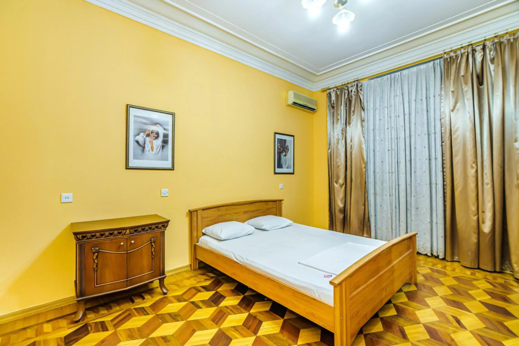 M Estate. Targovu. Nizami Street 4 room. (021).