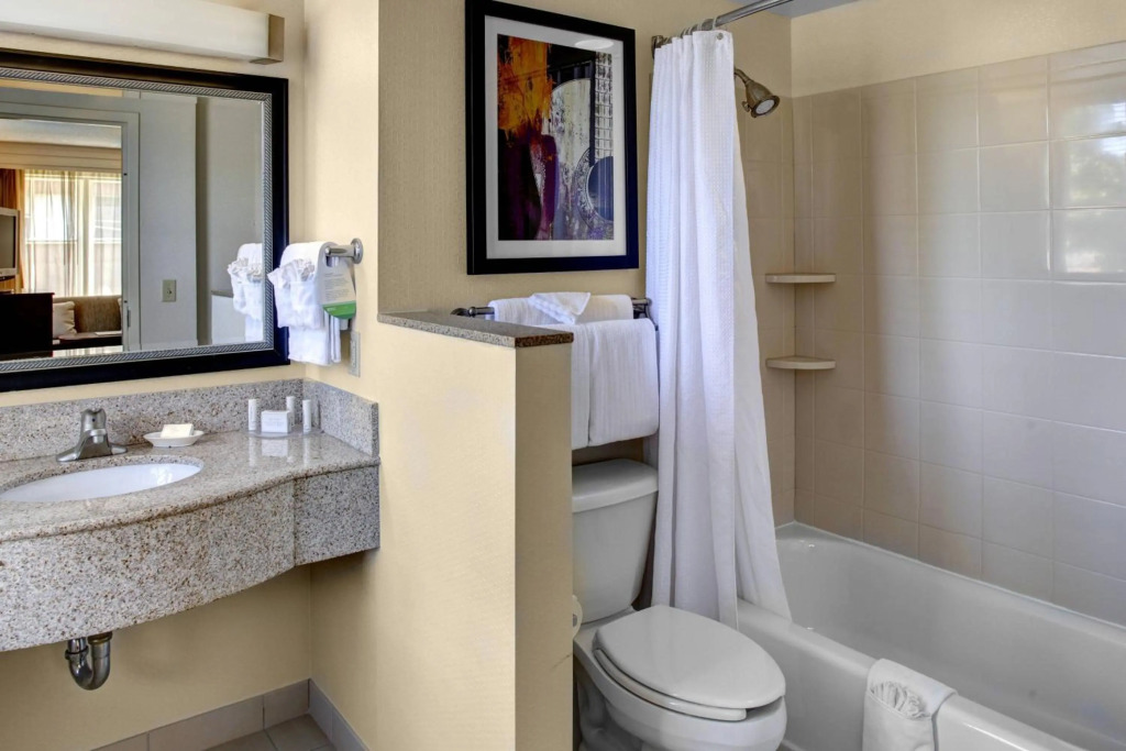 Courtyard by Marriott Kansas City Country Club Plaza