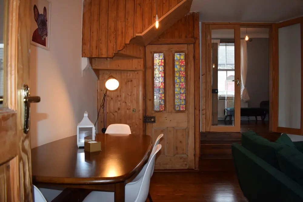 2 Bedroom House on James Street Sleeps 4