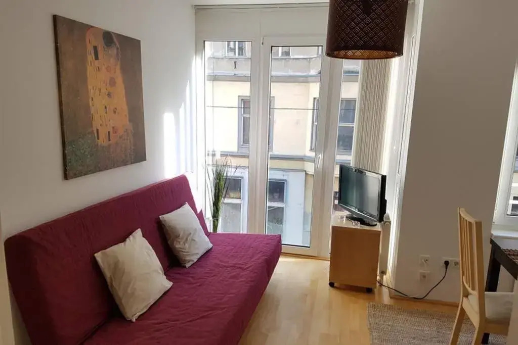 Bright Apartment in Hip & High Quality Neighborhood